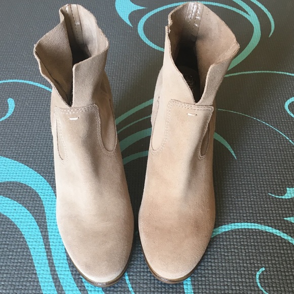 Vince Camuto Feina Suede Booties in 8M - Picture 4 of 6